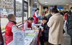 学雷锋践初心，健康服务暖人心