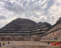 娄底市露天矿山生态修复现场观摩活动走深走实