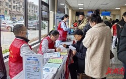 学雷锋日，湘潭市第一人民医院在门诊大厅做了这件事