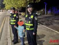 夜幕下，泸溪民警点亮3岁萌娃的回家路