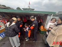 三月春风暖渡口 雷锋精神润人心  邵阳市交通执法支队开展3·5学雷锋志愿服务活动