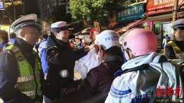 视频|守护上学平安路！新化交警多措并举整治校园周边交通秩序