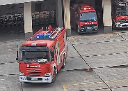 正要吃饭警铃突然响起，消防员放下碗筷秒出警