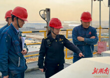 一图一故事丨攀烟囱、守现场：生态环境执法战线的“她”力量