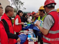 摊位前的法治暖流——永州司法行政系统学雷锋法律援助志愿服务见闻