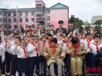 邵东城区四完小：开学典礼播撒爱国的“金种子”