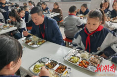 华容县章华学校：行政陪餐护舌尖 零利润食堂暖童心