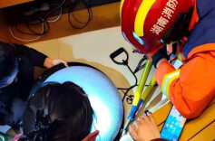 险！女子被平衡球“咬”脚，消防紧急救援