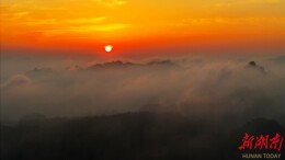 张家界黄石寨雨后同现日出云海 仙境画卷醉游人