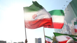 伊朗民众在德黑兰集会 表达对新任最高领袖的忠诚