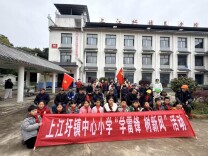 江永县上江圩镇中心小学在敬老院中奏响暖心音符