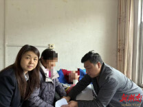 涟源农商银行：暖心服务零距离 上门开卡解民忧 