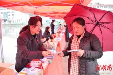 隆回法院：法润巾帼 情暖三八