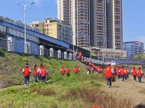 麻阳富州中学开展三月学雷锋净滩志愿服务活动