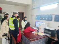 邵阳县交通执法+交警联手送安全 开工第一课为运输企业保驾护航