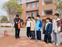 临武县第八完全小学开展消防疏散演练活动