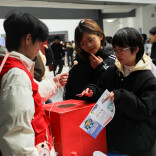  逛集市学防非知识 青春身影点亮校园