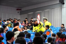 新邵公安：开学第一课，点亮少年成长路