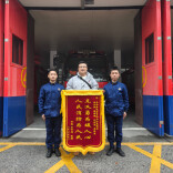 早高峰突发事故 消防员暖心施救