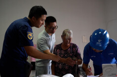 白天爬楼入户，晚上摆摊讲课 这支队伍暖心守护万家平安