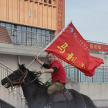 马到成功具象化了！为给学生加油，这所学校牵来了真“黑马”