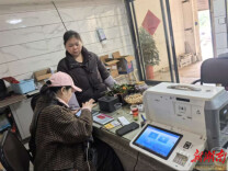 双峰农商银行市场支行便捷办卡助力企业发展