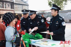 凤凰公安开展“3·15”法治宣传 守护消费安全