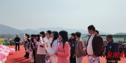 花海遇见你，春风很甜，牵手更甜