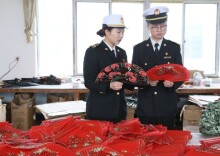 岳州扇“扇动”全球新风尚 1至2月岳阳出口木扇同比增长超100%