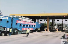 445吨重的“巨无霸”驶出北盛收费站，助力长沙1000kV变电站建设