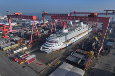 第二艘国产大型邮轮“爱达·花城号”完成坞内起浮