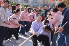 苏仙区举办“巾帼聚力 奋勇争先”拔河比赛