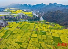通道绘就春日山水画卷