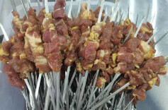 用猪肉冒充羊肉串获利数十万元，一烧烤摊主获刑3年