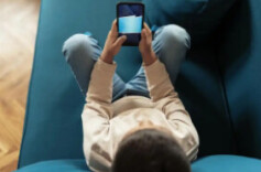 理论·思政课头条丨提高青少年手机媒介素养须协同联动系统施策