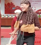 村里的这台走秀火了，她们把自己种的菜穿身上