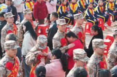 请父母放心！热血青年整装待发奔赴军营