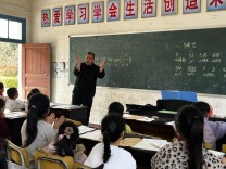 美育课堂奏响“文艺赋美乡村”新乐章