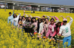 娄底市公路建设养护中心组织全体女职工共赴春日之约