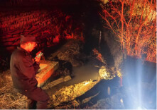 “警察同志，这路边躺着个人！”