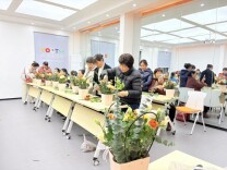 以花为媒暖邻里 长者插花享温情