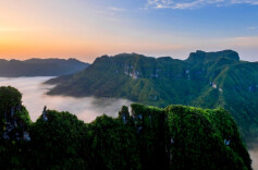 云崖上的人间秘境——金龙苗寨