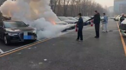 医院停车场汽车自燃，“超大号”灭火毯立功