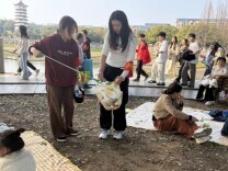 雷锋月，这群大学生在公园既“美颜”又“暖心”