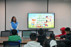 长理学子与社区儿童共绘春天