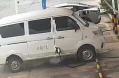 面包车充电时突发自燃，消防员与群众合力救援