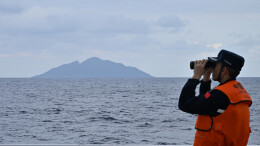 中国海警舰艇编队3月18日在我钓鱼岛领海巡航