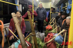 5时35分发车，“卖菜专线”满载温暖：“乘客把我们当自家人，辛苦也值得”｜26℃