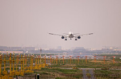 过了安检却上不了飞机 机票超售的损失谁来担？