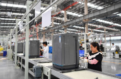 联播+｜在“钢铁驼队”旁 习近平连发四问